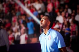 Alexandre Sarr seul sur le banc de touche avant France - Pologne, pendant la marseillaise