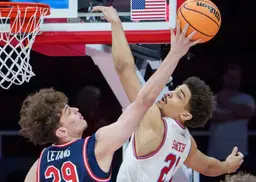 Amaël L'Etang au contre lors de la victoire des Flyers au premier tour du NIT