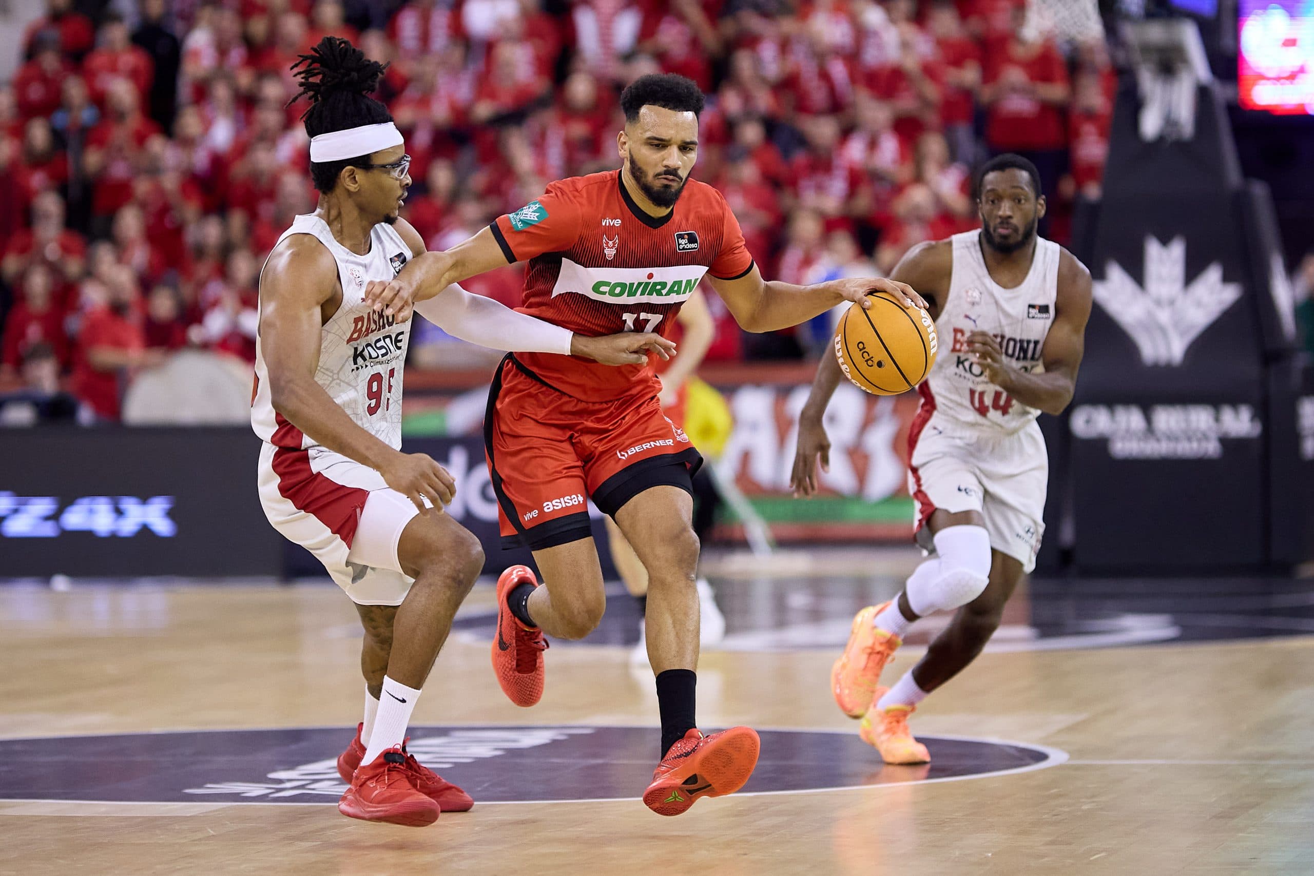 Rousselle et Noua brillent encore, Grenade chute d’un souffle face à Baskonia
