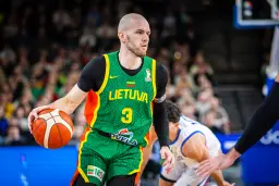 Arnas Velička, titulaire à la mène à l'EuroBasket, a signé en Australie