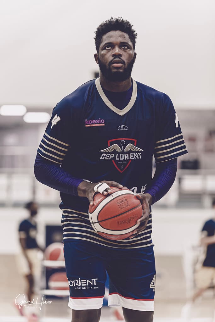 Arnaud Adala Moto reste à Lorient