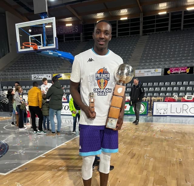 Après une montée en Liga Endesa, Arsone Mendy reste en Espagne