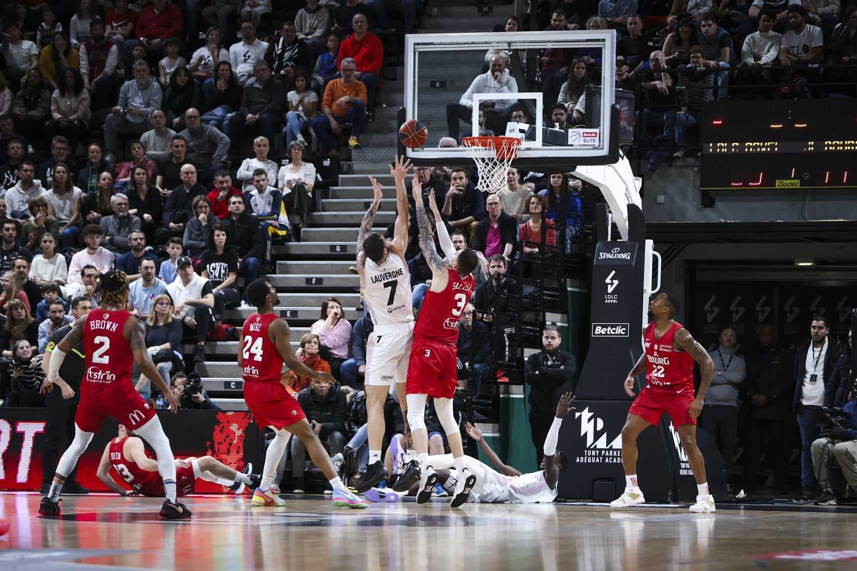 ASVEL – JL Bourg : un derby intense mais sans suspense remporté par Villeurbanne