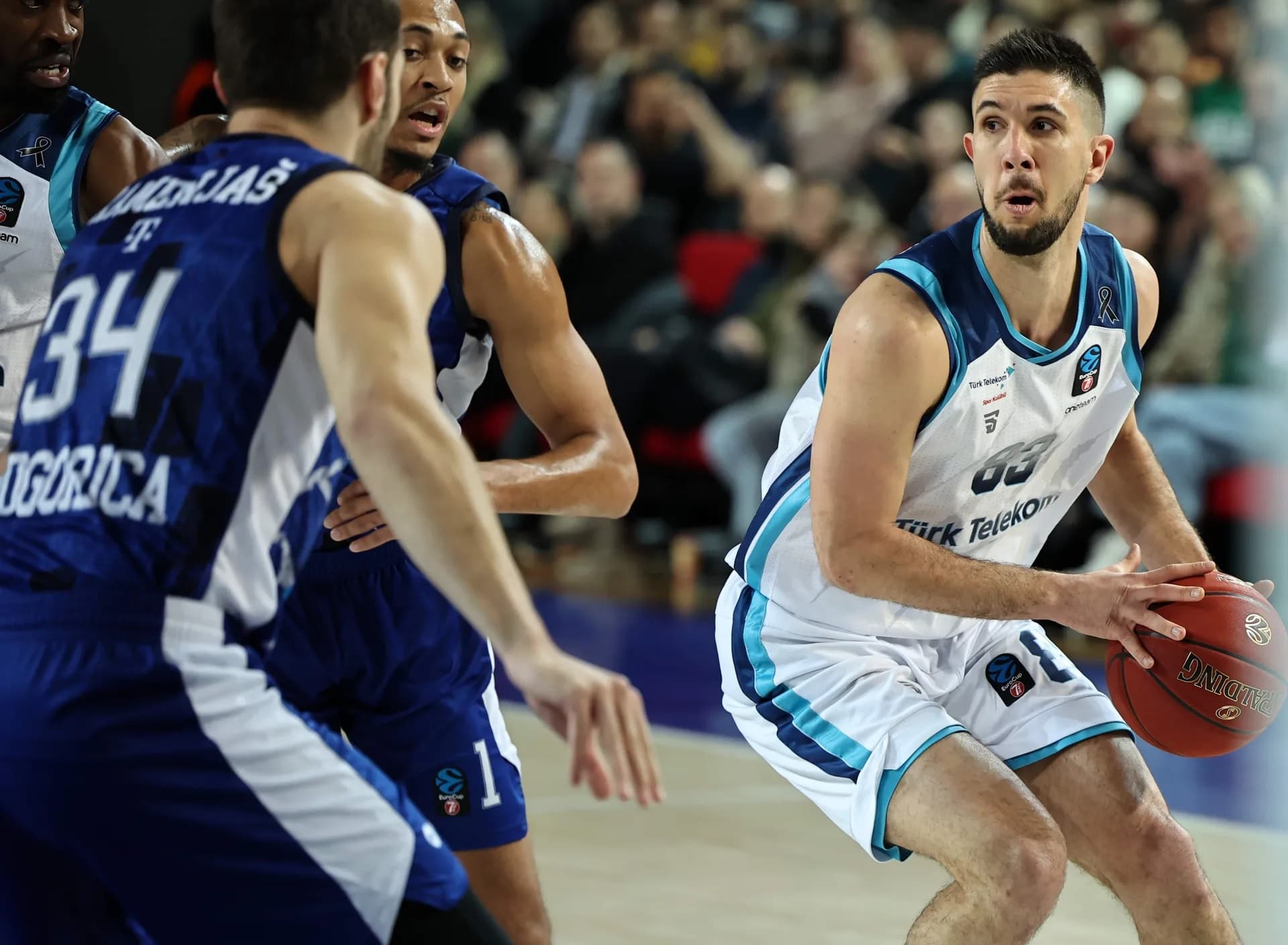 Axel Bouteille dans le cinq idéal de l’EuroCup, aux côtés de D.J. Stephens