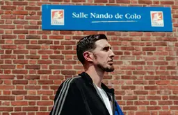 Nando De Colo devant la salle baptisée en son honneur, à Arras