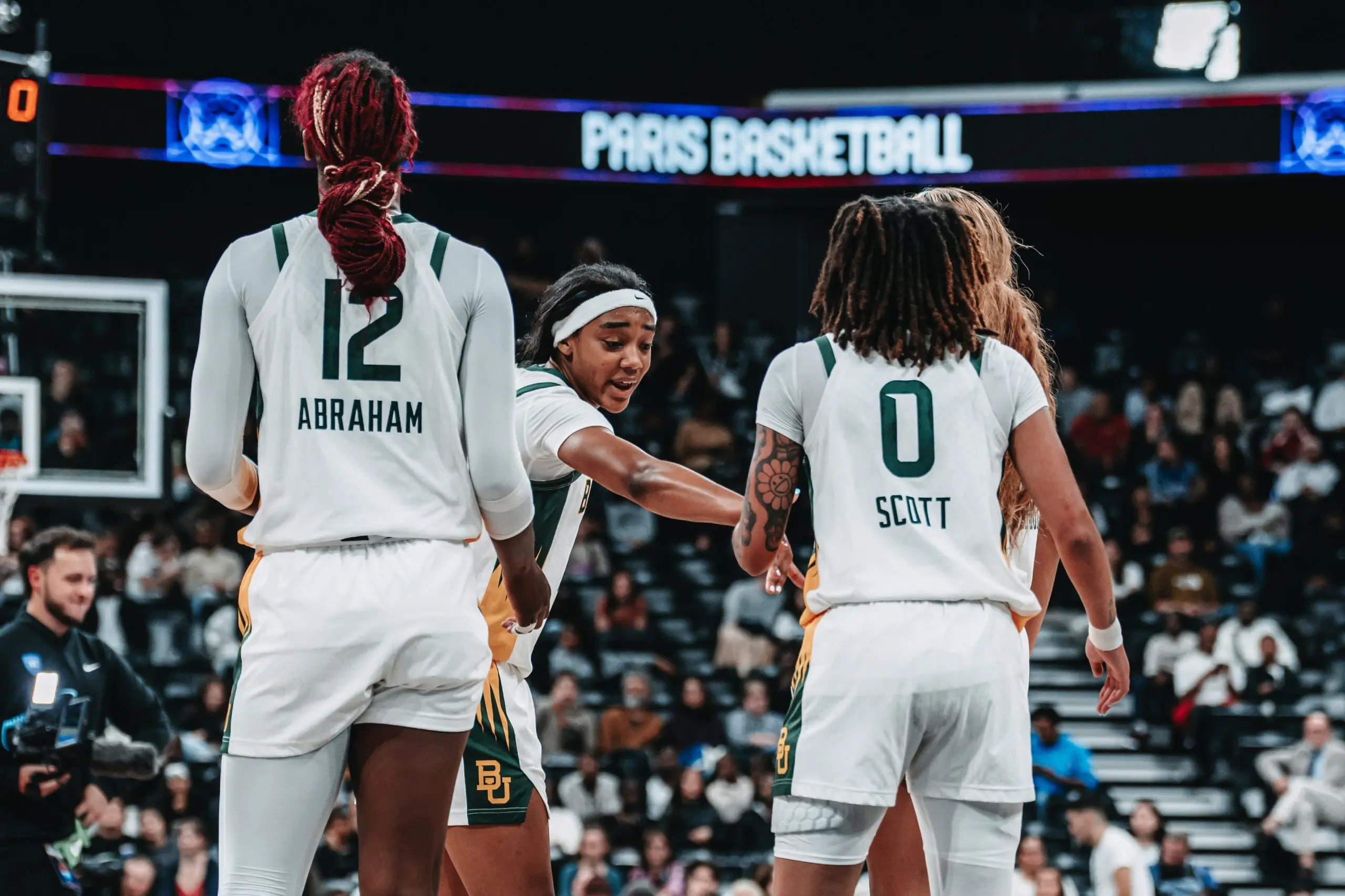 La NCAA Féminine lance sa saison à Paris dans une Adidas Aréna clairsemée mais passionnée