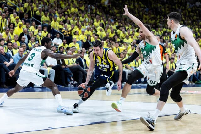 Nando De Colo guide le Fenerbahçe vers le Final Four, le Žalgiris de Francisco dos au mur