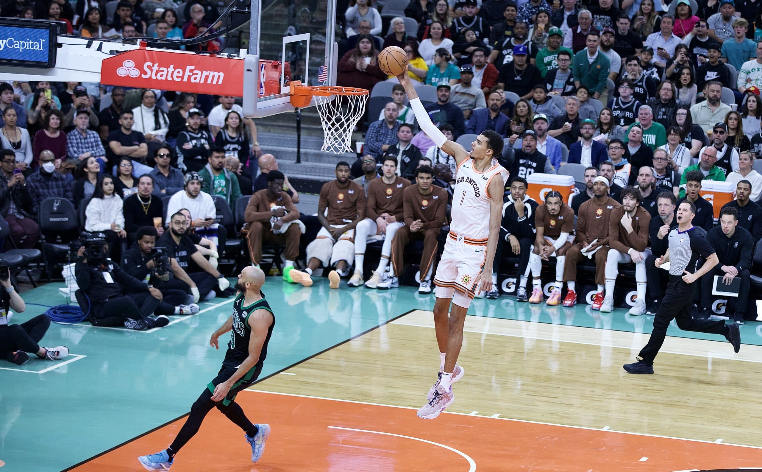 Les Spurs finissent 2023 par une défaite contre les Celtics