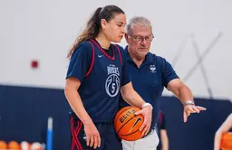 Marine Dursus, ici avec le légendaire Geno Auriemma, va jouer à UConn