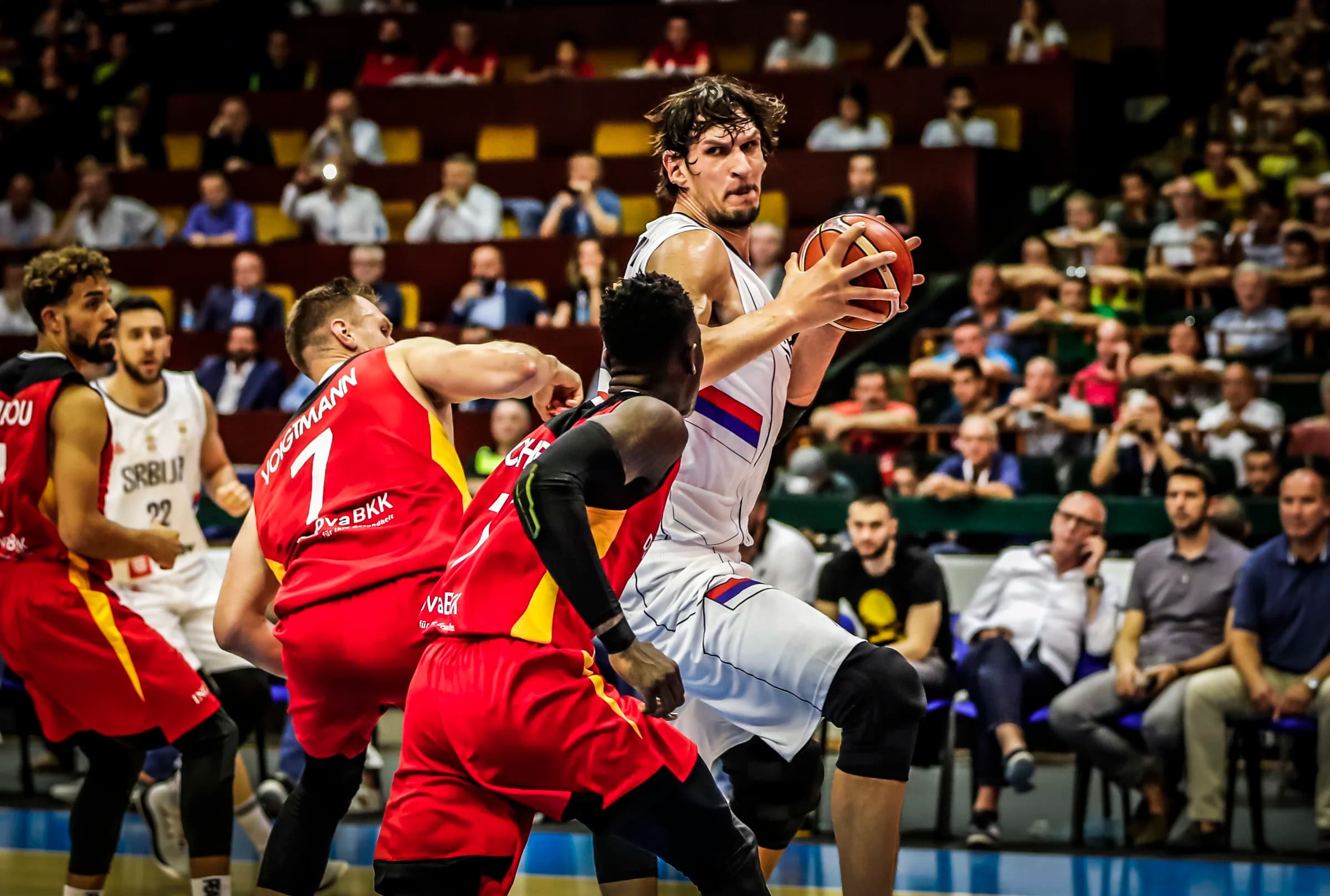 Boban Marjanovic expulsé après un accrochage sur le terrain en demi-finales des playoffs slovènes