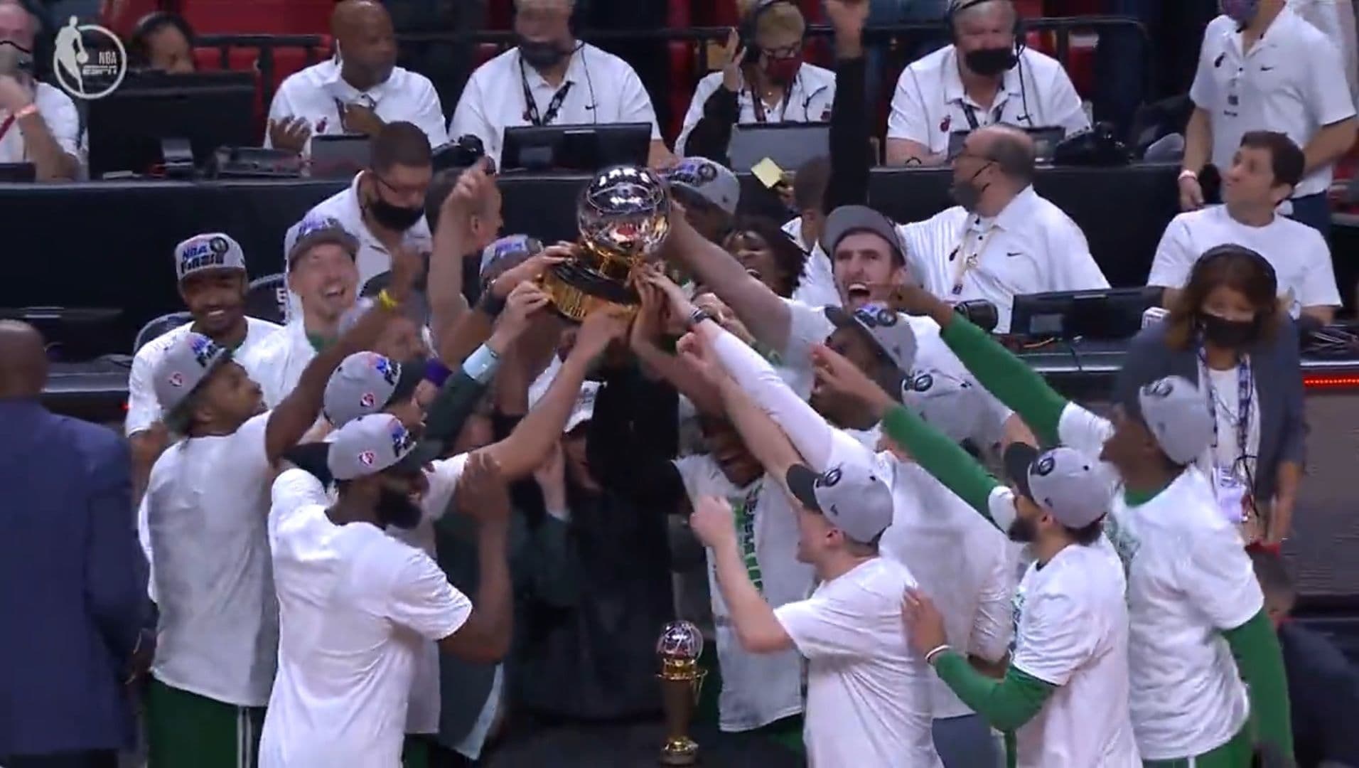 Boston sort Miami et rejoint Golden State en finale