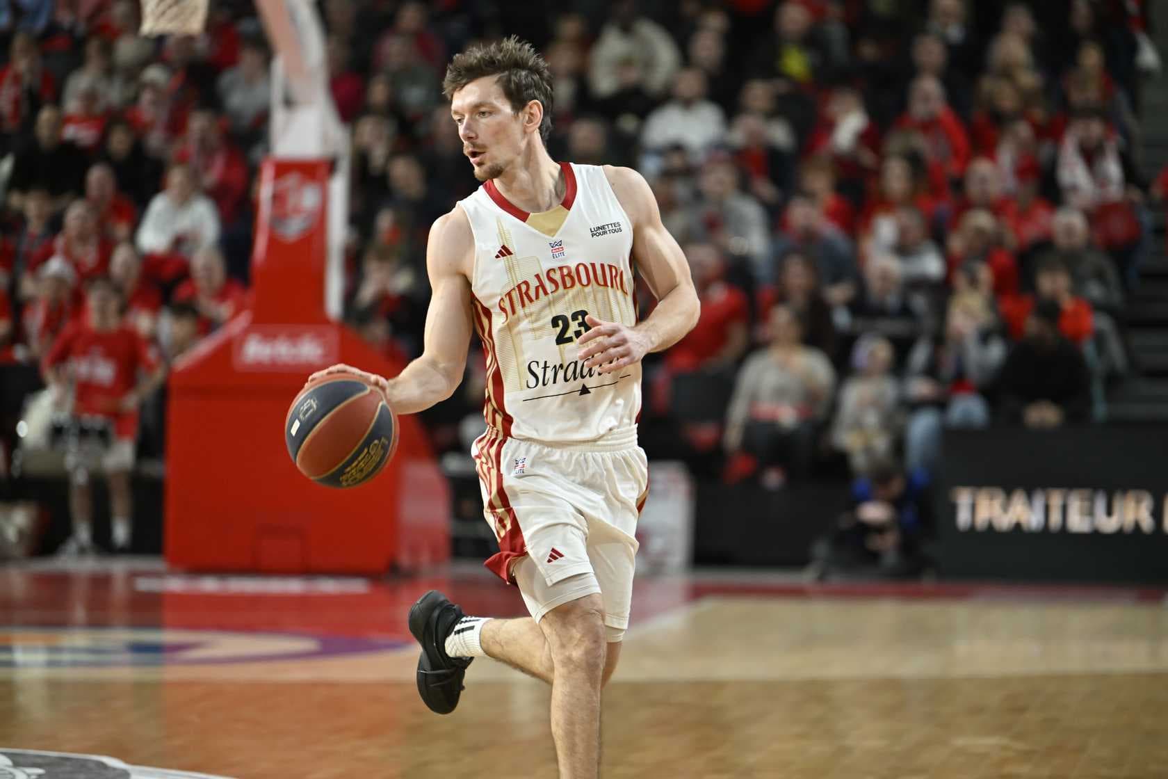 « On a manqué d’énergie et surtout de discipline » : les mots du coach et du capitaine de Strasbourg, sèchement battu à Paris