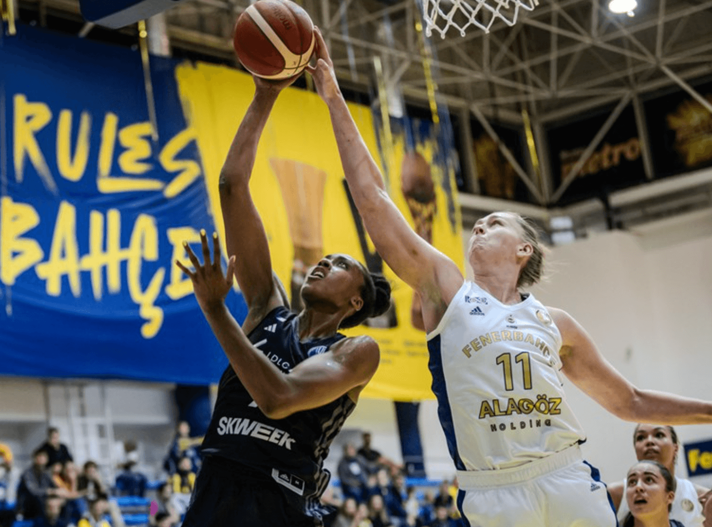 La Turquie ne réussit pas aux clubs français : l’ASVEL féminin prend une claque du Fenerbahçe, Basket Landes s’incline de peu contre Mersin