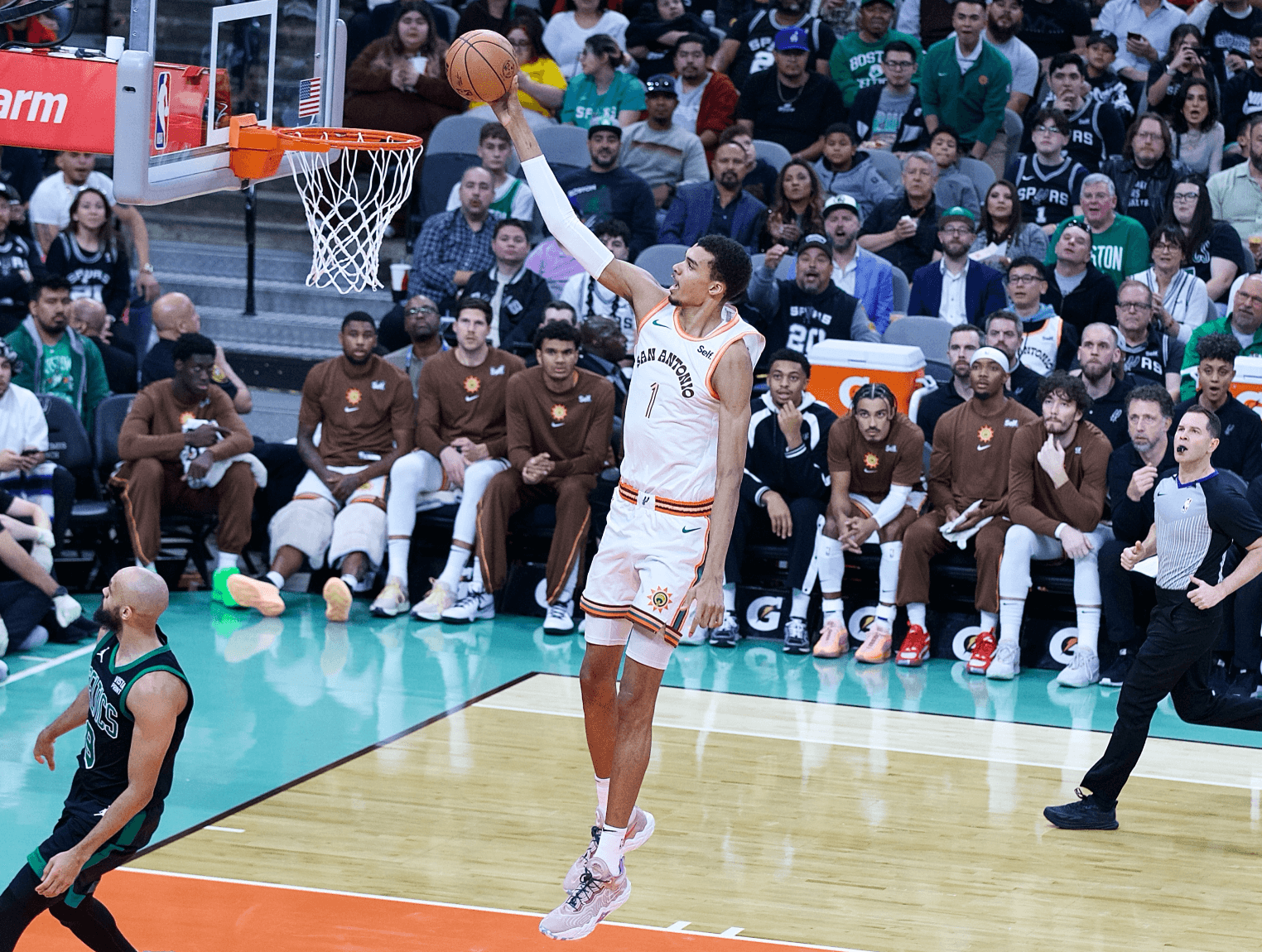 Victor Wembanyama et les Spurs devraient jouer à Paris en 2025 !