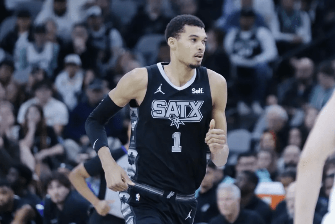 Victor Wembanyama (26 points) dans ses standards mais les Spurs trop courts à Dallas