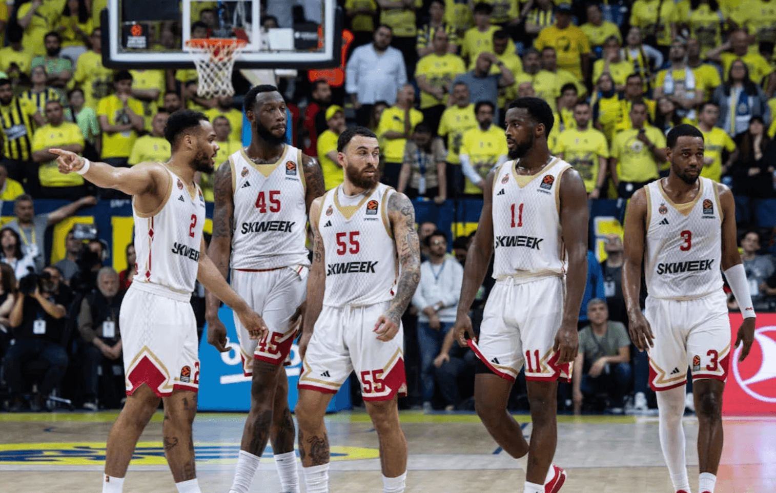 Fin de match 4 tendue à Fenerbahçe : des fans turcs prennent à partie des joueurs de Monaco
