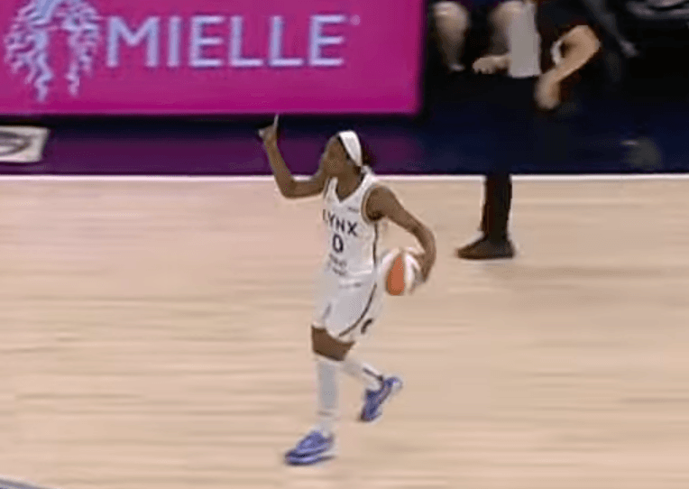 Olivia Epoupa a marqué ses premiers points en WNBA