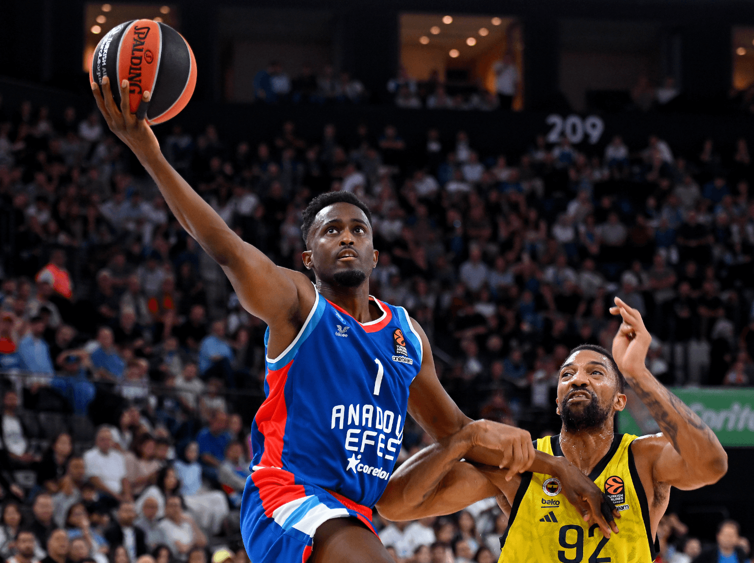 Beaubois adroit, Poirier limité : l’Anadolu Efes défait dans le derby contre Fenerbahçe