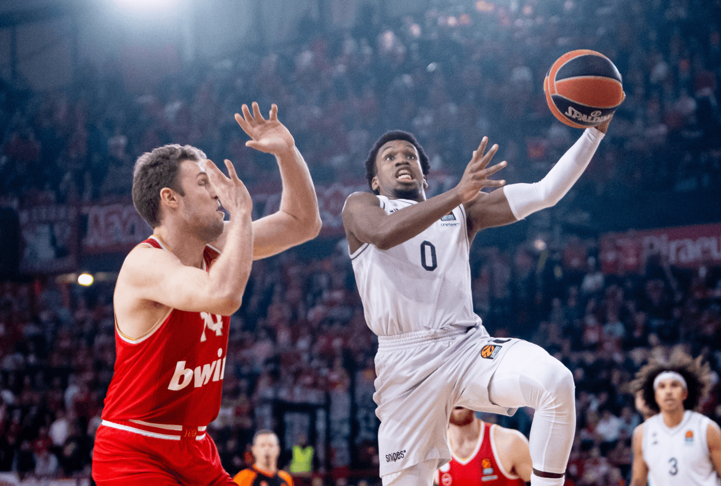 Paris est imbattable : une 10e victoire de suite contre l’Olympiakos d’un Fournier record !