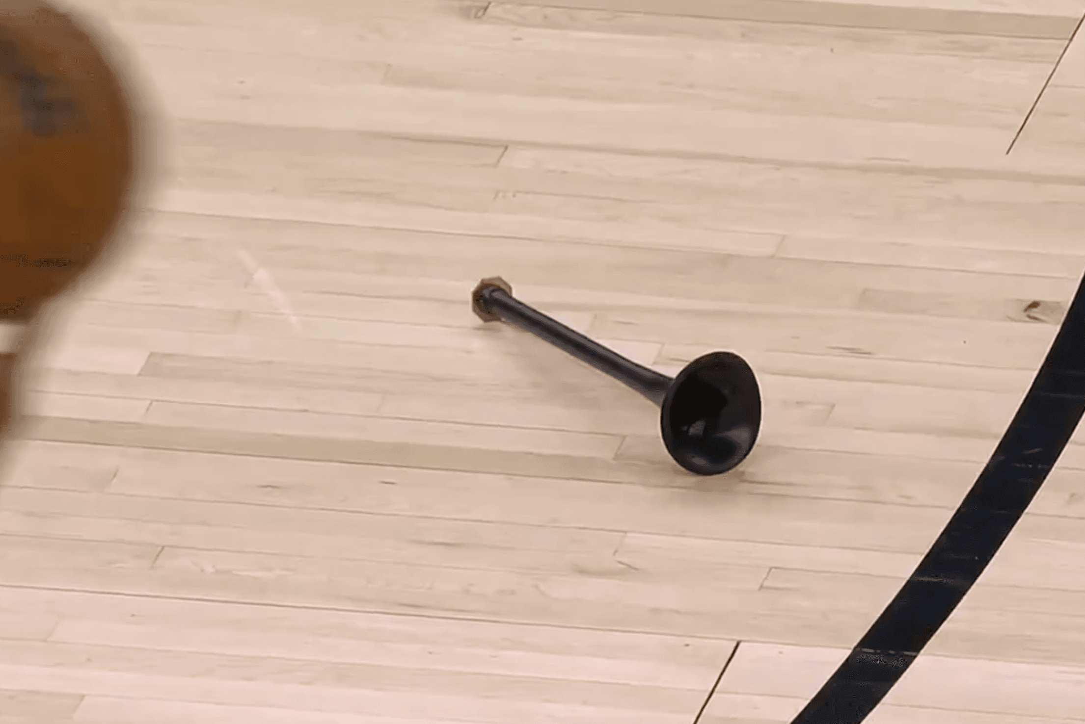 Rudy Gobert a failli être touché par un objet en plein match