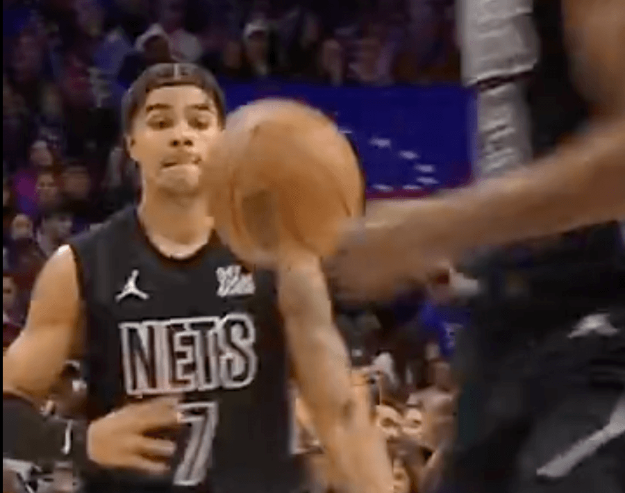 Titulaire avec les Nets, Hayes l’emporte au buzzer chez les Sixers de Yabusele