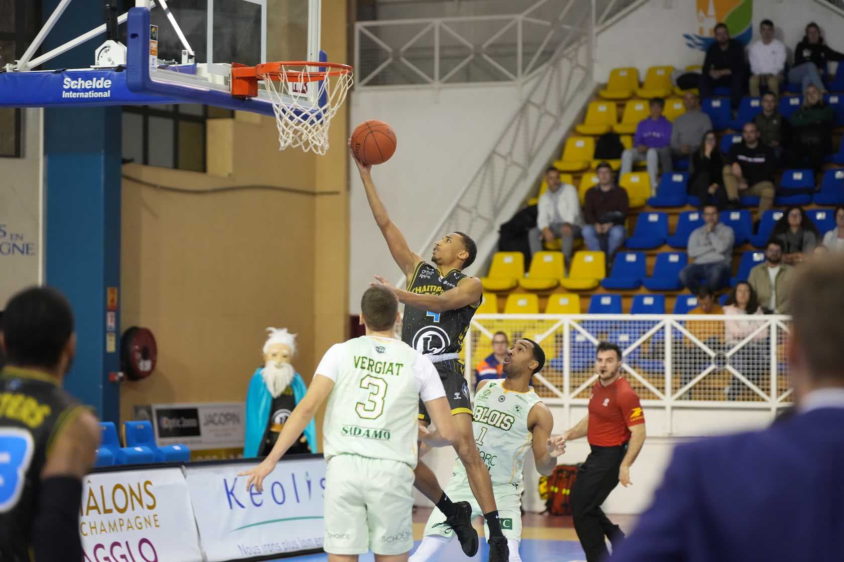 Blois peut dire merci à la fin de match absurde de Champagne Basket, l’ALM Évreux se donne de l’air