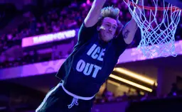 Les dunkeurs chargés de l'animation en dehors des périodes de jeu portaient un t-shirt "ICE OUT" ce dimanche 25 janvier au Target Center de Minneapolis