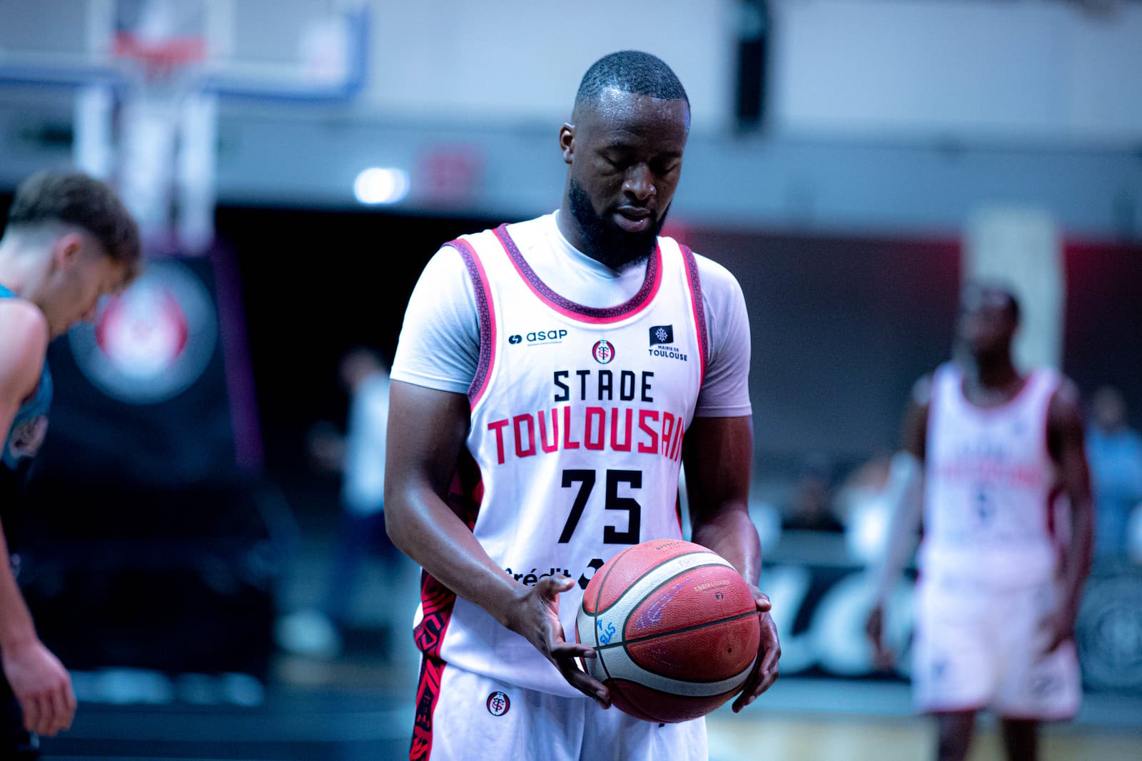 Cheikh Gassama arrive aux Sables Vendée Basket, Thomas Klein et Christopher Marnelax prolongent