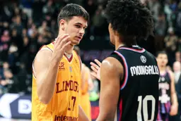 Clément Dubos, juste après le buzzer, salue son ancien coéquipier de Montpellier, Ilian Moungalla