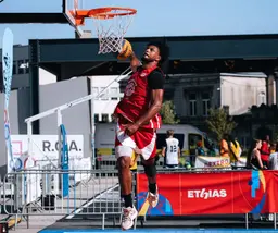 Curtis Larousse joue au 3x3 durant l'intersaison