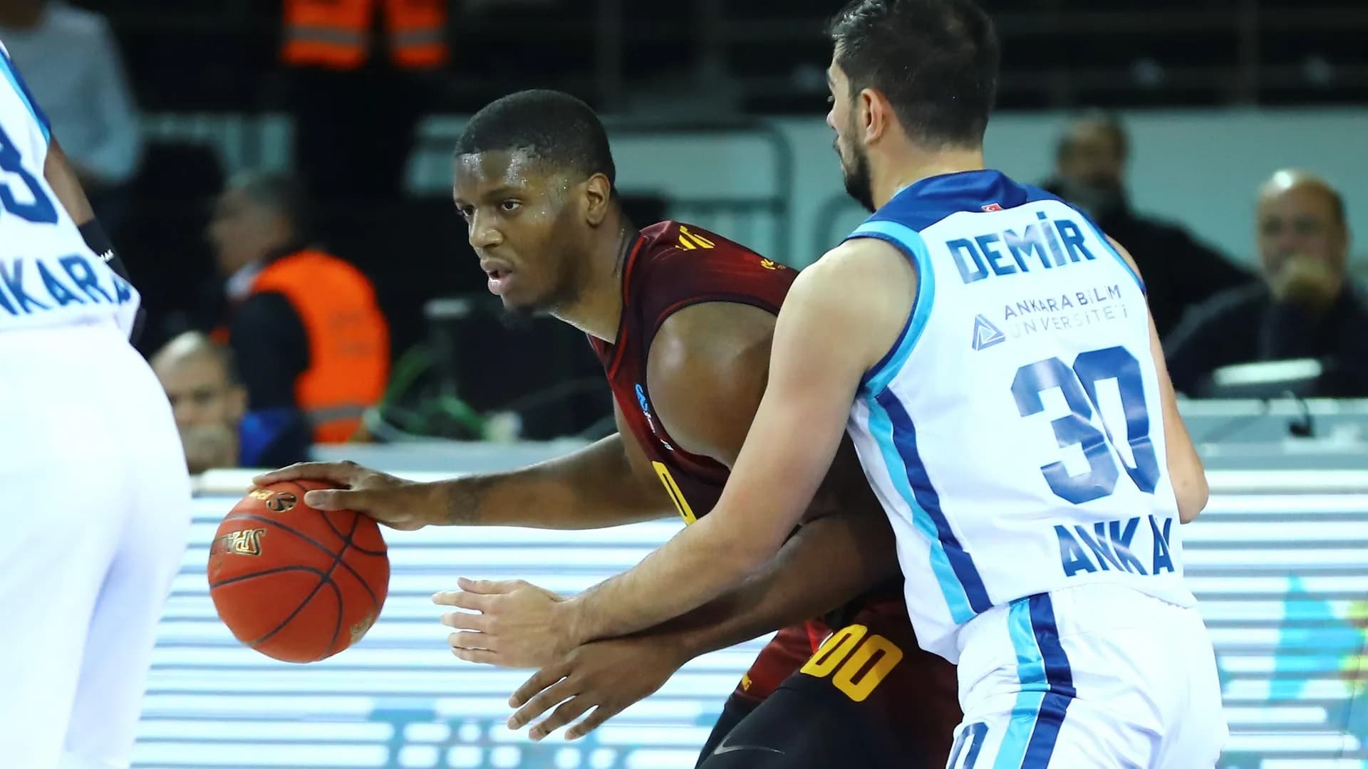 Damien Inglis gagne son duel avec Axel Bouteille