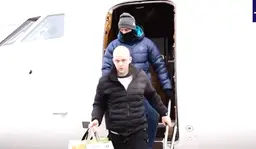 Daniil Kasatkin à sa sortie de l'avion pour son retour en Russie