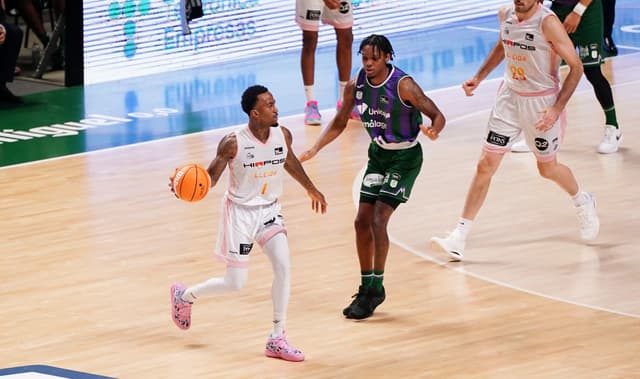 Direction le Qatar pour Dee Bost