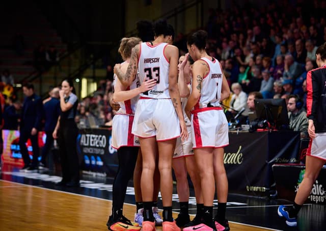 Le buzzer-beater des Flammes Carolo annulé à quelques milli-secondes, Bourges sombre à Gérone