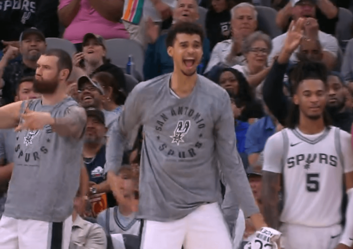 Un Victor Wembanyama qui a réglé la mire à 3-points permet aux Spurs de l’emporter contre les Kings
