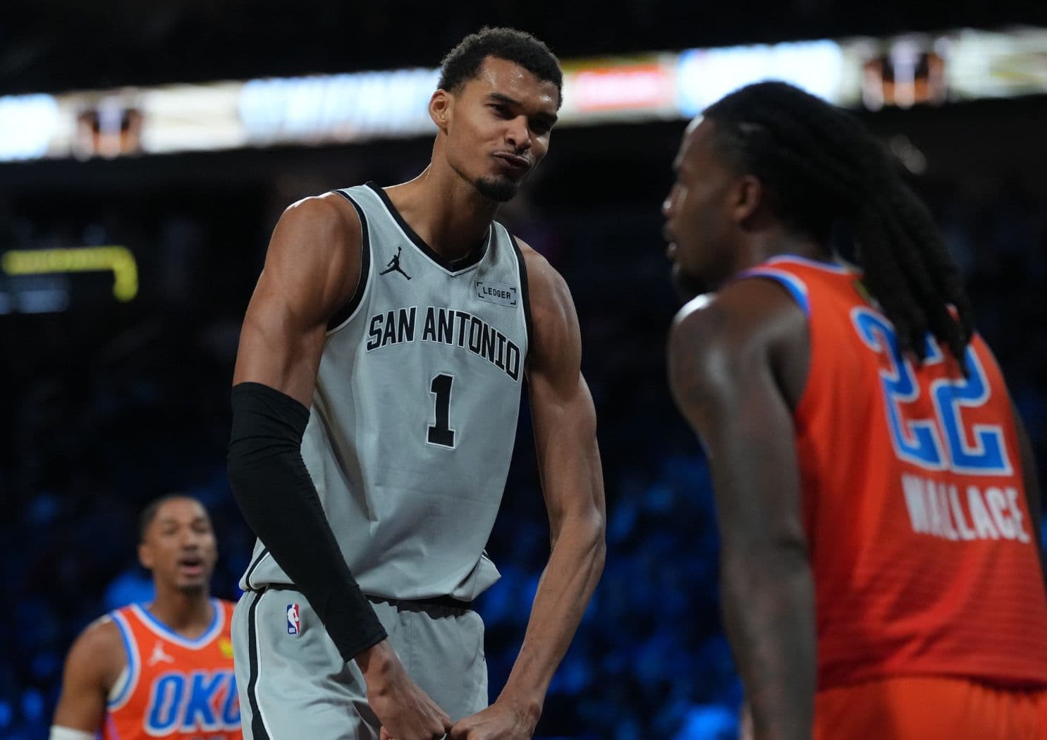 Les Spurs et Victor Wembanyama, remplaçant pour la première fois depuis 2022, infligent à OKC sa première défaite depuis 40 jours !