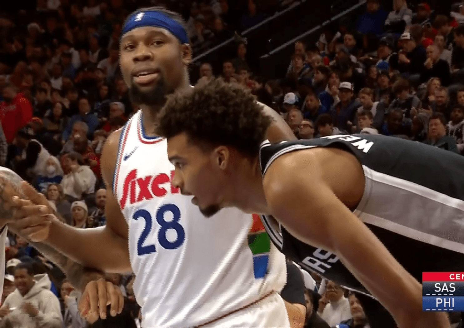 Guerschon Yabusele et Victor Wembanyama se livrent un duel à distance dans un match très mouvementé
