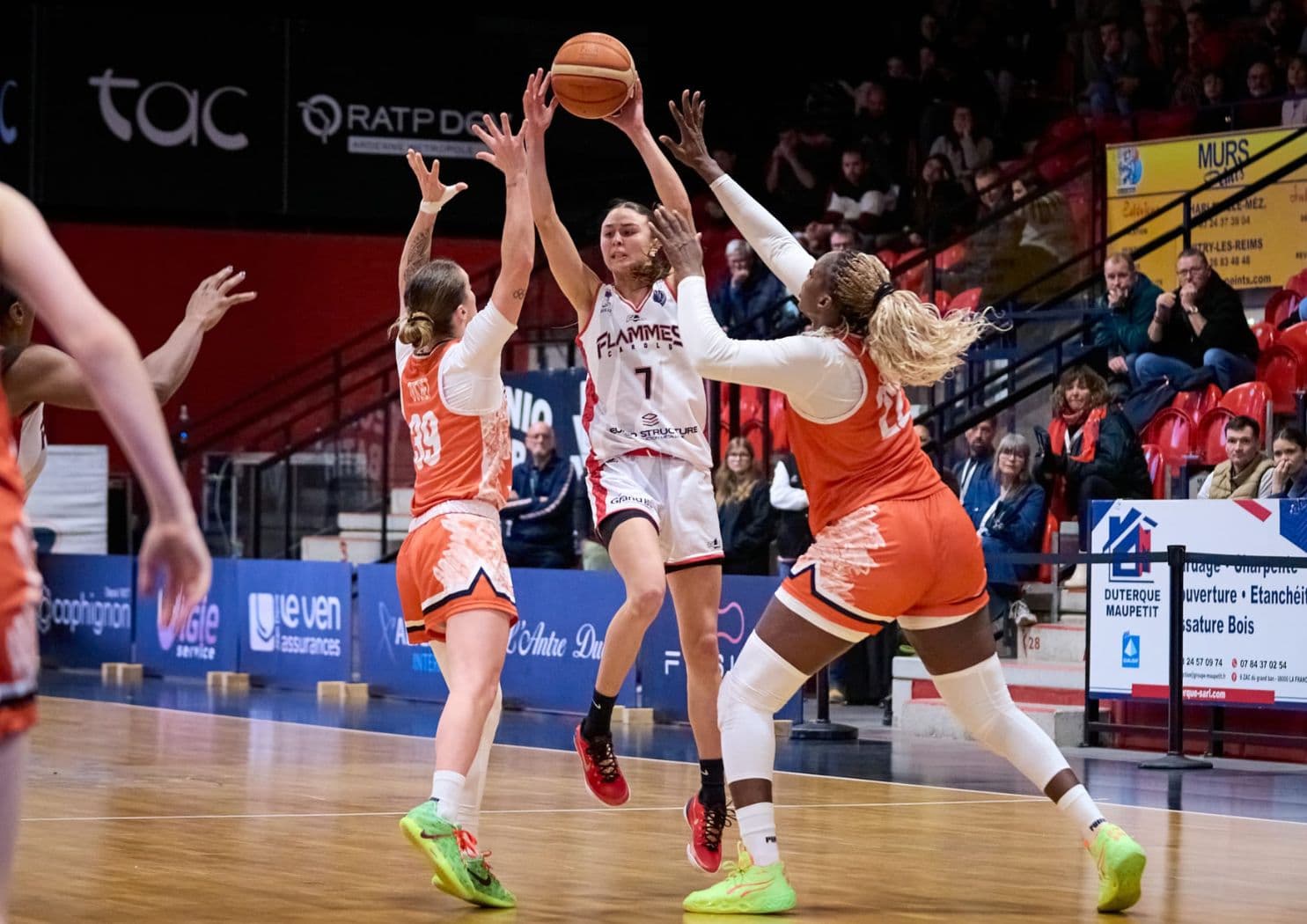 Les Flammes Carolo créent la surprise contre Bourges, Basket Landes renforce sa 2e place