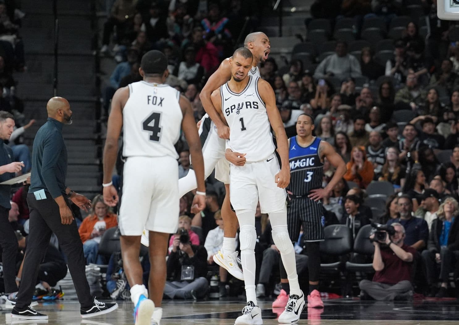 Victor Wembanyama fait fi des galères de transport pour dominer le Magic de Noah Penda