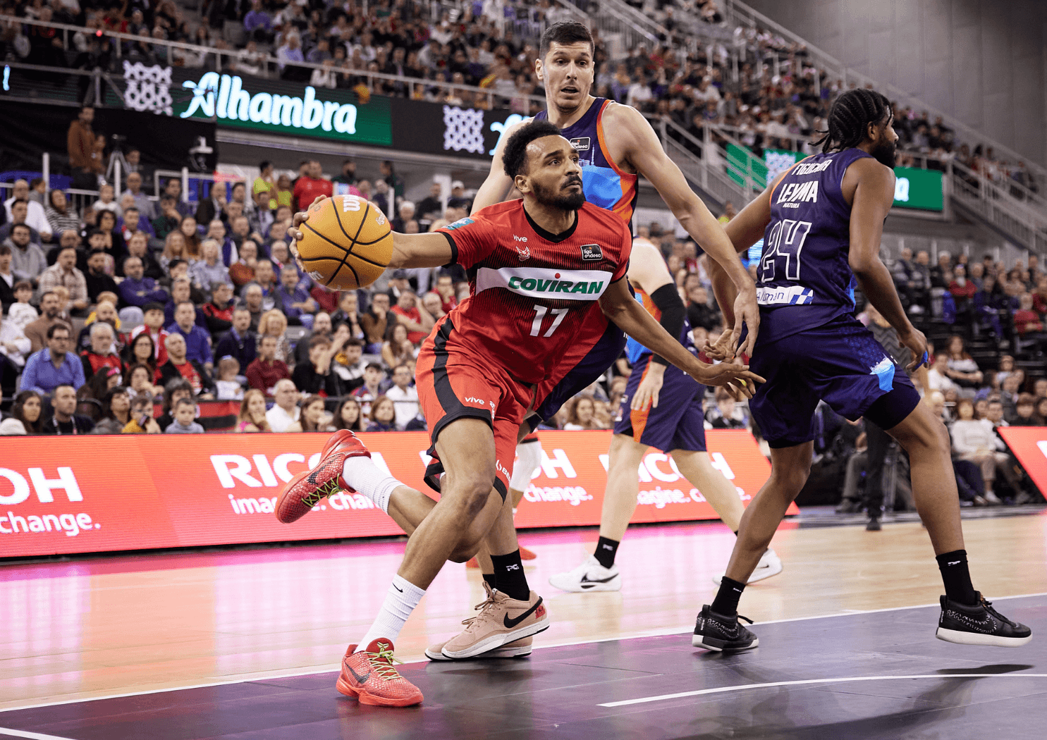 Amine Noua plante un énorme double-double à 26 points contre les finalistes en titre