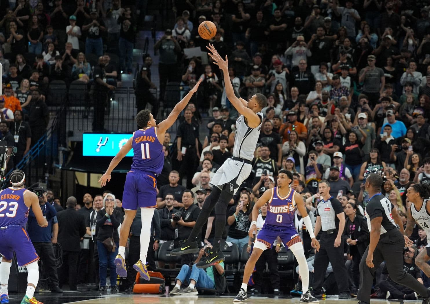Sur un game-winner, Victor Wembanyama envoie les Spurs en playoffs pour la première fois depuis 7 ans !