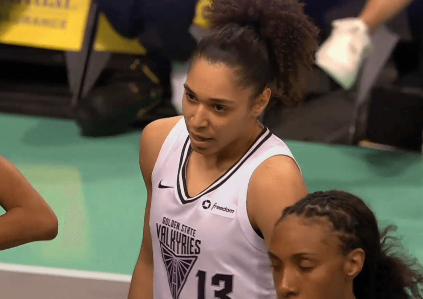 Janelle Salaün signe un énorme double-double chez les championnes en titre