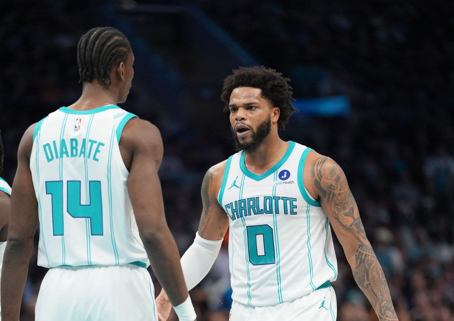 Dans un thriller face au Heat, les Hornets de Moussa Diabaté (15 rebonds) continuent l’aventure du play-in