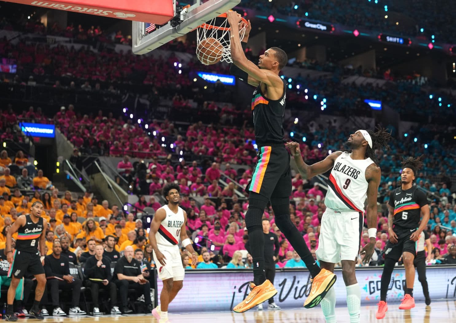 Les Spurs vainqueurs, Victor Wembanyama signe la meilleure mi-temps pour un débutant en playoffs depuis 30 ans