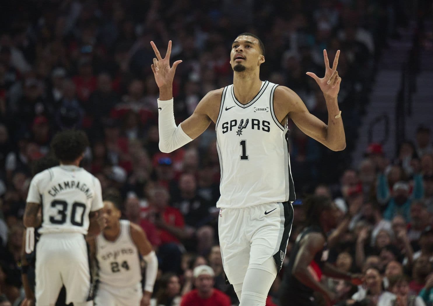 Victor Wembanyama proche du 5-by-5 pour son retour de commotion, nouveau comeback des Spurs qui mènent 3-1