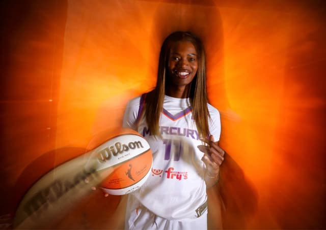 Valériane Ayayi peut enfin débuter sa saison en WNBA et annonce son départ de Prague