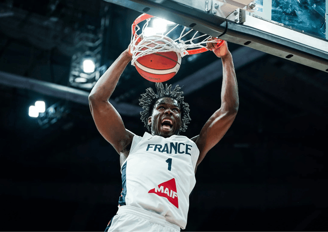 Malgré une nouvelle frayeur, la France se qualifie tout de même en quarts de l’Euro U18