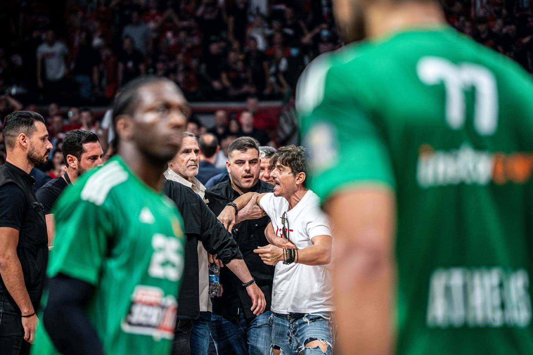 Finale grecque suspendue : la rivalité Panathinaikos – Olympiakos vire au chaos