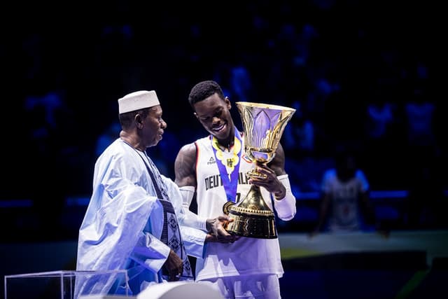 L’avènement du nouveau chancelier Schröder, élu MVP de la Coupe du Monde
