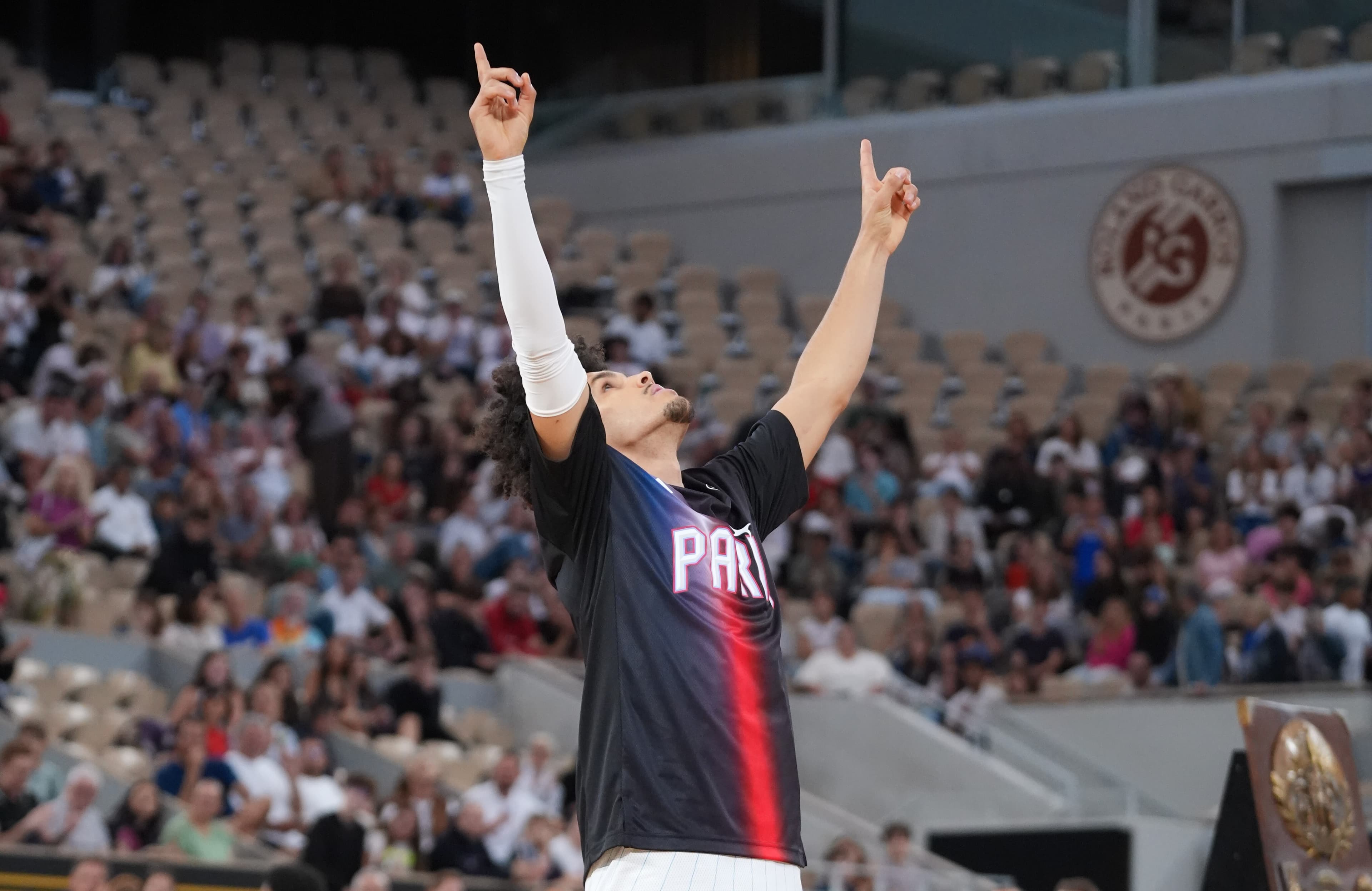 "J'étais assis sur le trottoir, fatigué" : d'un tir au buzzer sensationnel, Nadir Hifi offre le premier sommet de la saison au Paris Basketball